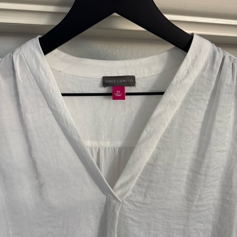 Vince Camuto rumple satin White V-Neck Blouse - Picture 4 of 9